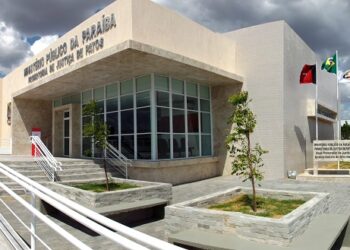 MP aciona na Justiça prefeito e secretária que durante expediente cursava medicina em outra cidade no Sertão