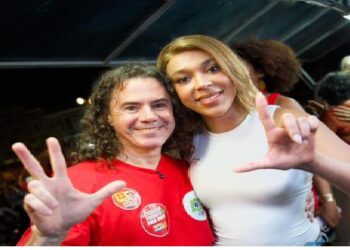 Ao lado da deputada Érika Hilton, Veneziano participa de ato pró-Lula que lotou Ponto de Cem Réis em JP
