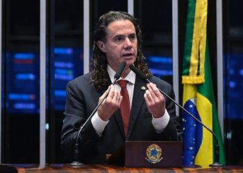 Veneziano lembra Dia do Professor no Senado: “mesmo com a realidade tecnológica, o professor é insubstituível”