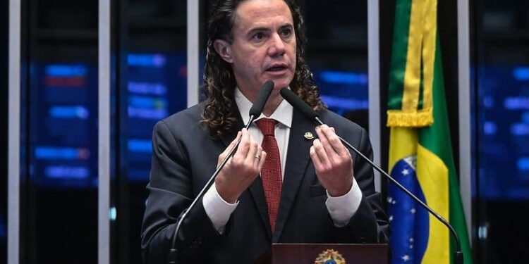Veneziano lembra Dia do Professor no Senado: “mesmo com a realidade tecnológica, o professor é insubstituível”
